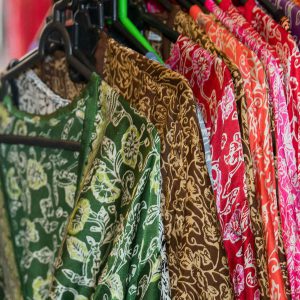 Vêtements suspendus par des cintres