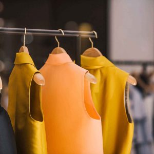 Vêtements suspendus par des cintres