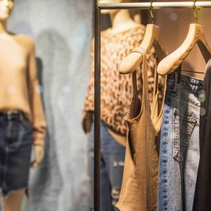 Vêtements suspendus par des cintres en bois