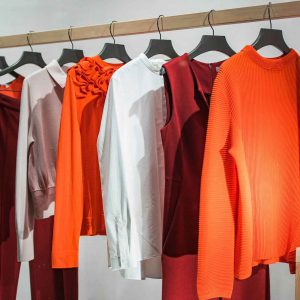 Vêtements suspendus par des cintres