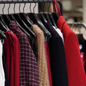 Vêtements suspendus par des cintres