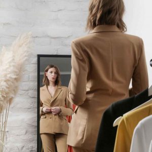 femme essayant une veste de blazer marron